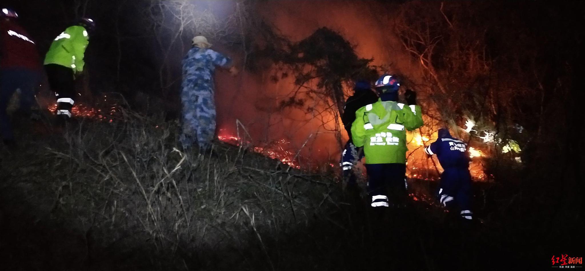 青岛两处山火复燃超1天 山火蔓延已威胁附近小区安全