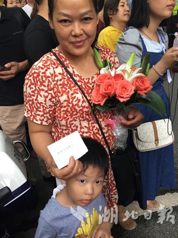 高考现场丨文综理综考题不太难 英语作文考中