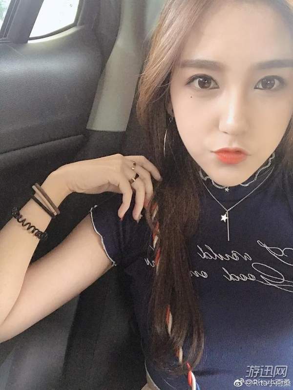 lol美女解说rita晒靓照 笑容甜美,蛮腰微露贼撩人