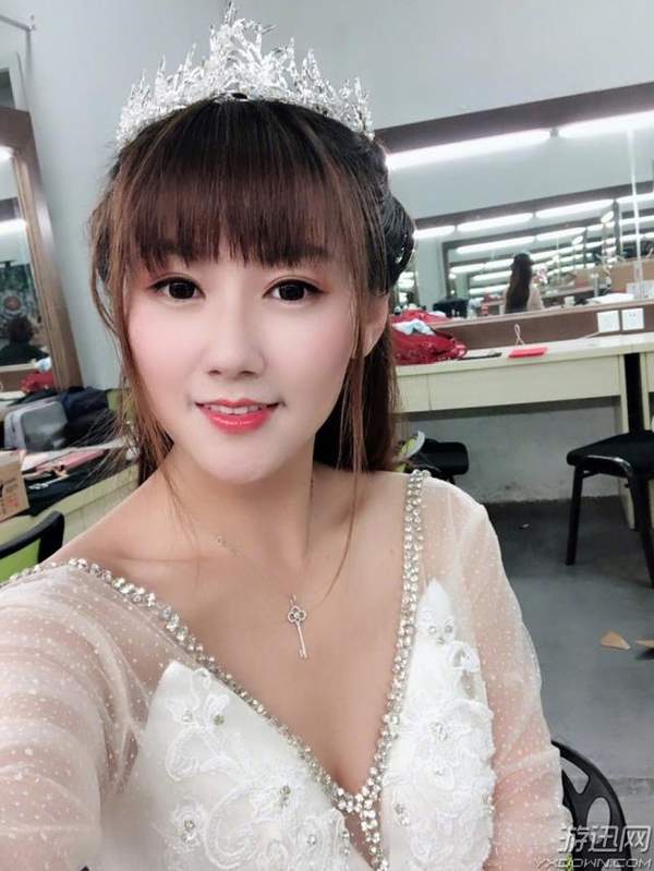 lol小苍身着深v上衣外出游玩遭调侃:你的36e呢?