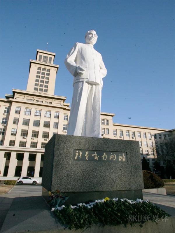 伫立在南开大学主楼前的周恩来雕像  南开大学微信公众号 图