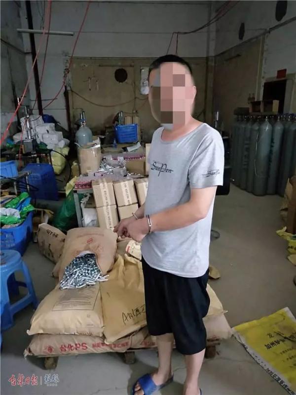 一网打尽 高中生离奇出走牵出1500万“笑气”案 袁某指认现场