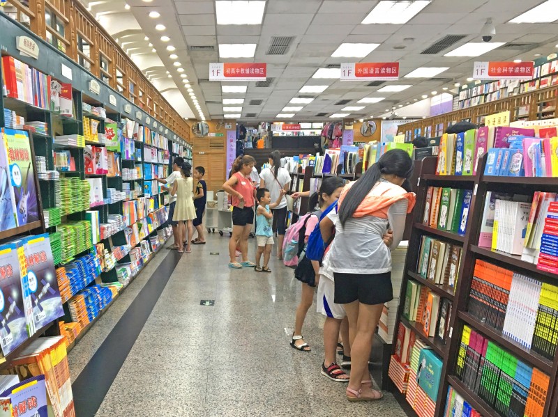 市民在新华书店选购图书.