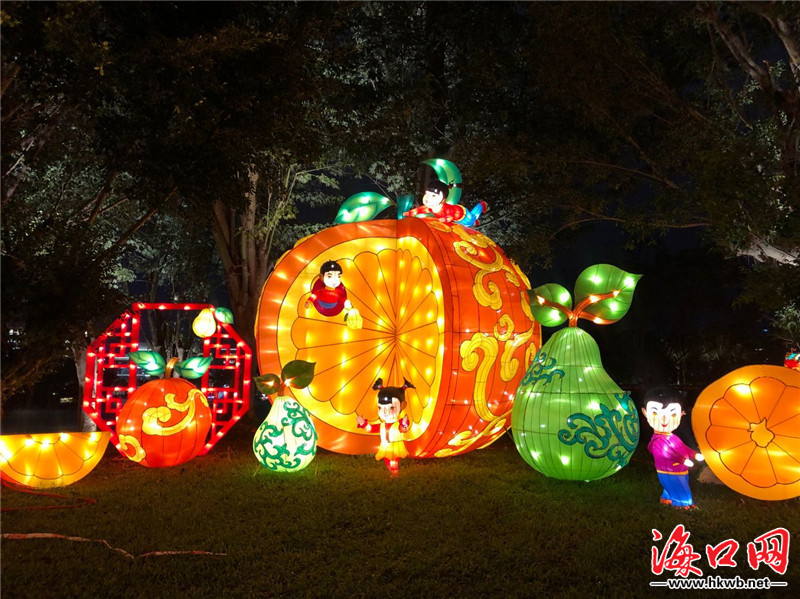 水果主题灯组.三角池灯展入口白龙北路火红灯笼高高挂起.
