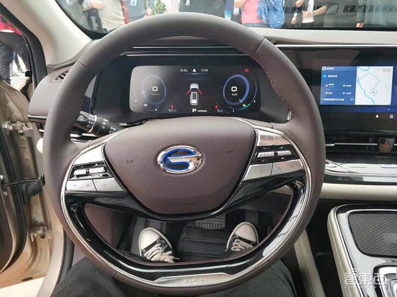 两幅式方向盘与仪表盘设计▲aion s前排内饰▲aion s车门装饰中控