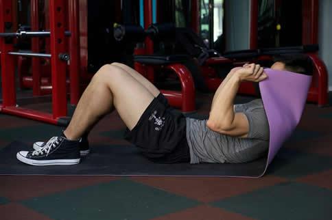 仰卧卷腹正确做法,不要做错了