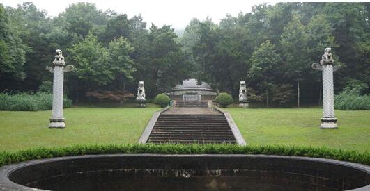 谭延闿墓位于江苏南京市中山门外灵谷寺东北侧,紫金山东峰下,占地300