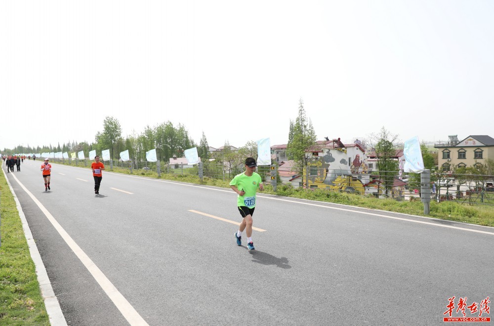 千名选手南县花海涂鸦畔奔跑世界冠军领跑