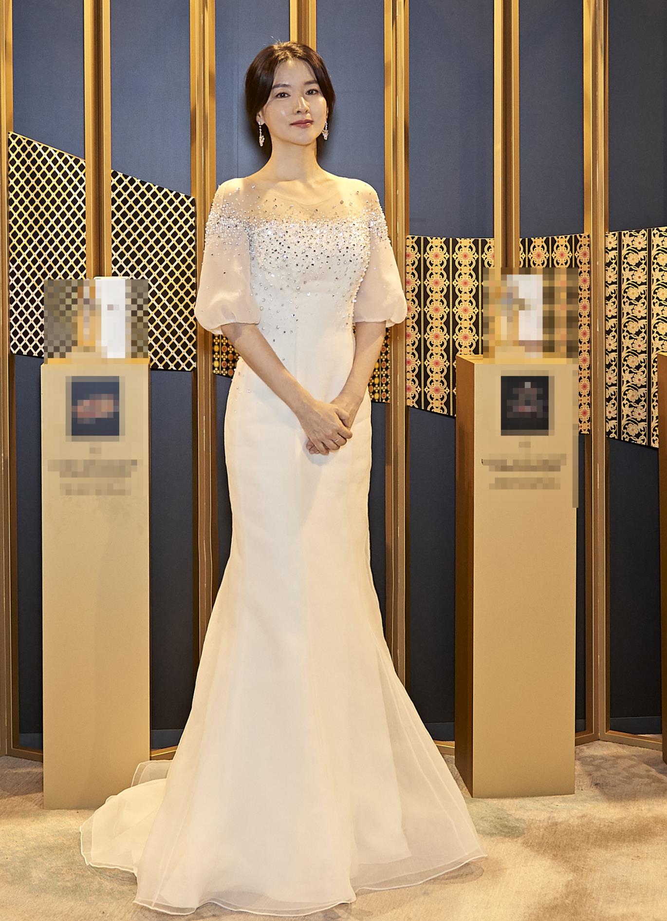 李英爱造型高调三连秀,红裙复古鱼尾裙优雅,氧气美女48岁美如28