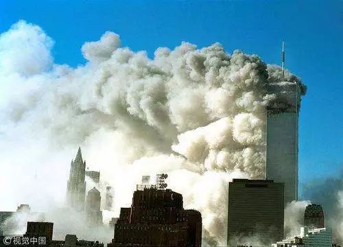 ▲ 2001年9月11日，美国纽约的世界贸易中心双子塔被飞机撞击。图片来自视觉中国。