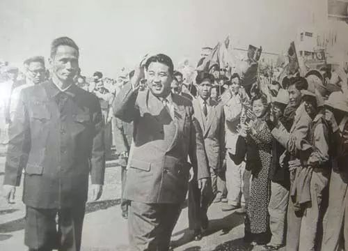 据越南劳动党公开照片显示，金日成一下飞机就受到河内市民的热烈欢迎，当时的越南总理范文同前来迎接。