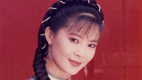 她的丈夫翁家明也是演员,改编自琼瑶小说的电视剧《婉君》在1990年