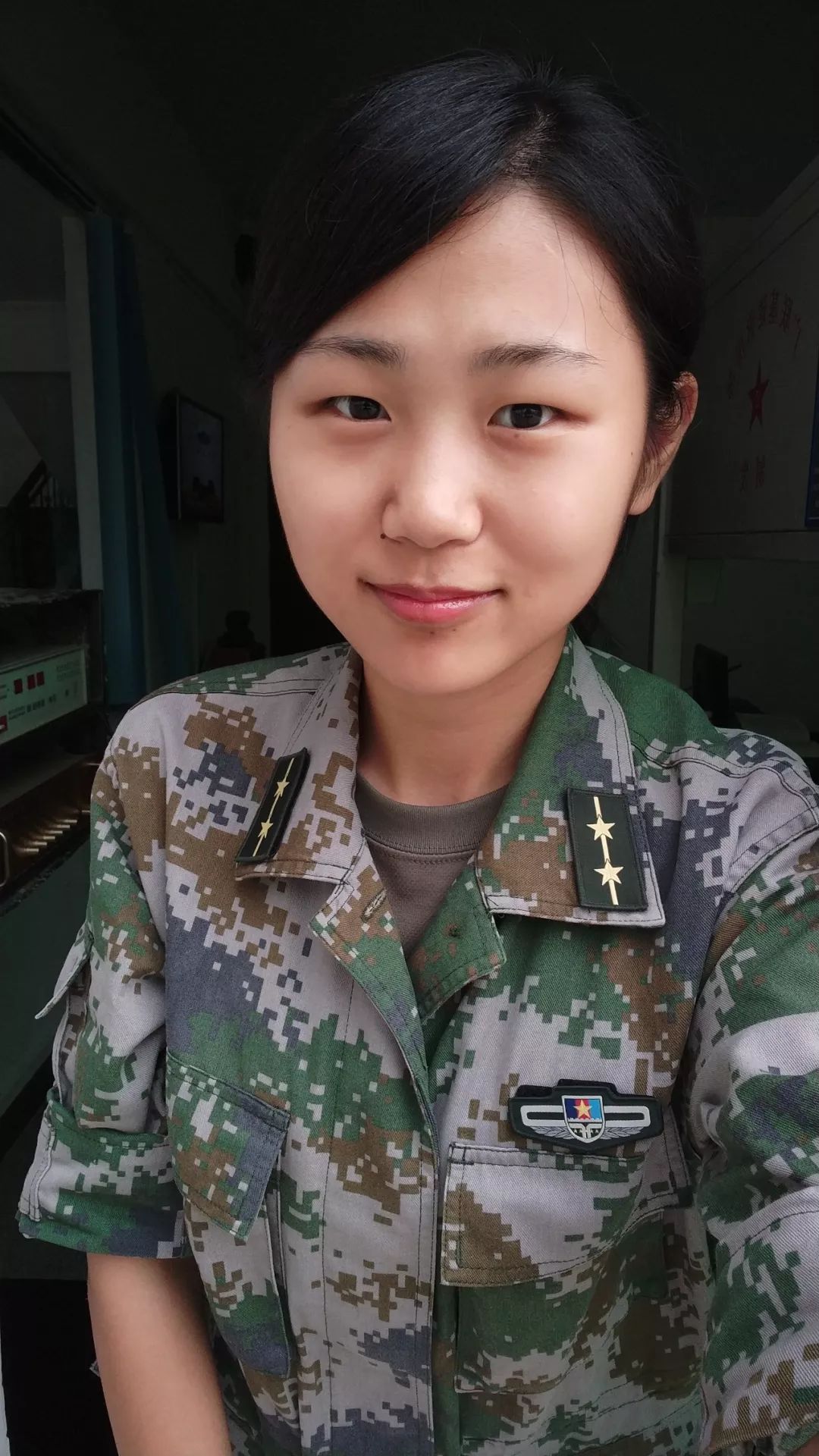 【中国陆军之声·夜读】顶酷暑追军列,军姐身怀六甲送弟出征显大义