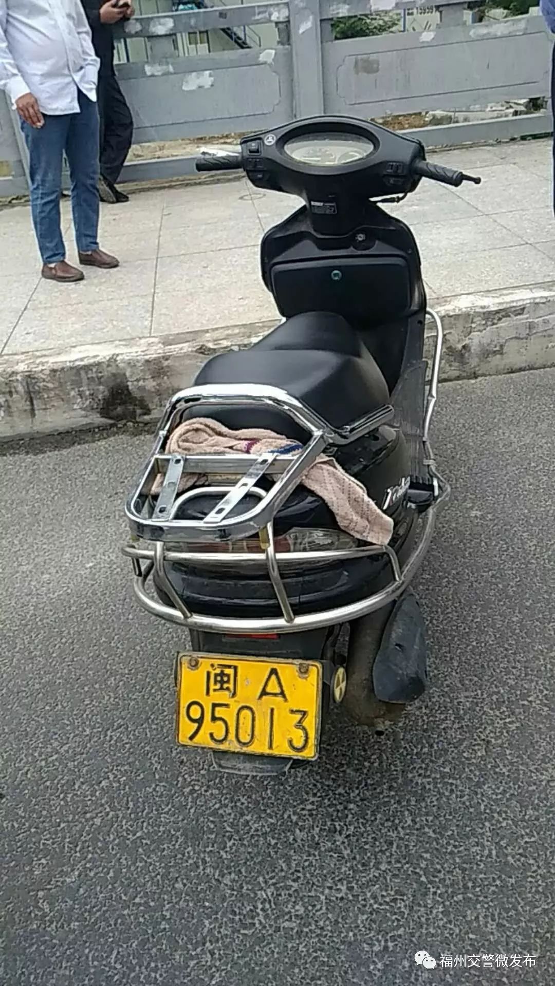 查获车辆 一辆假套牌面包车 一辆为两轮摩托车