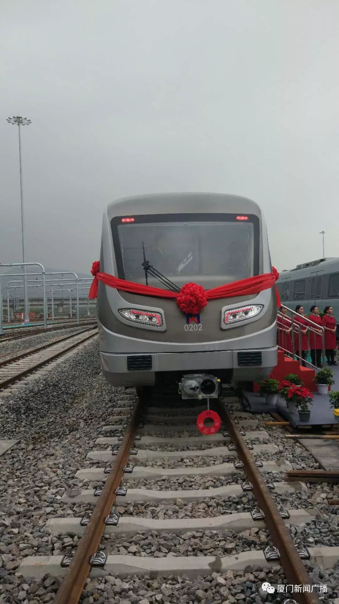 刚刚!厦门地铁2号线首列车顺利抵达厦门!车身时尚流线型.