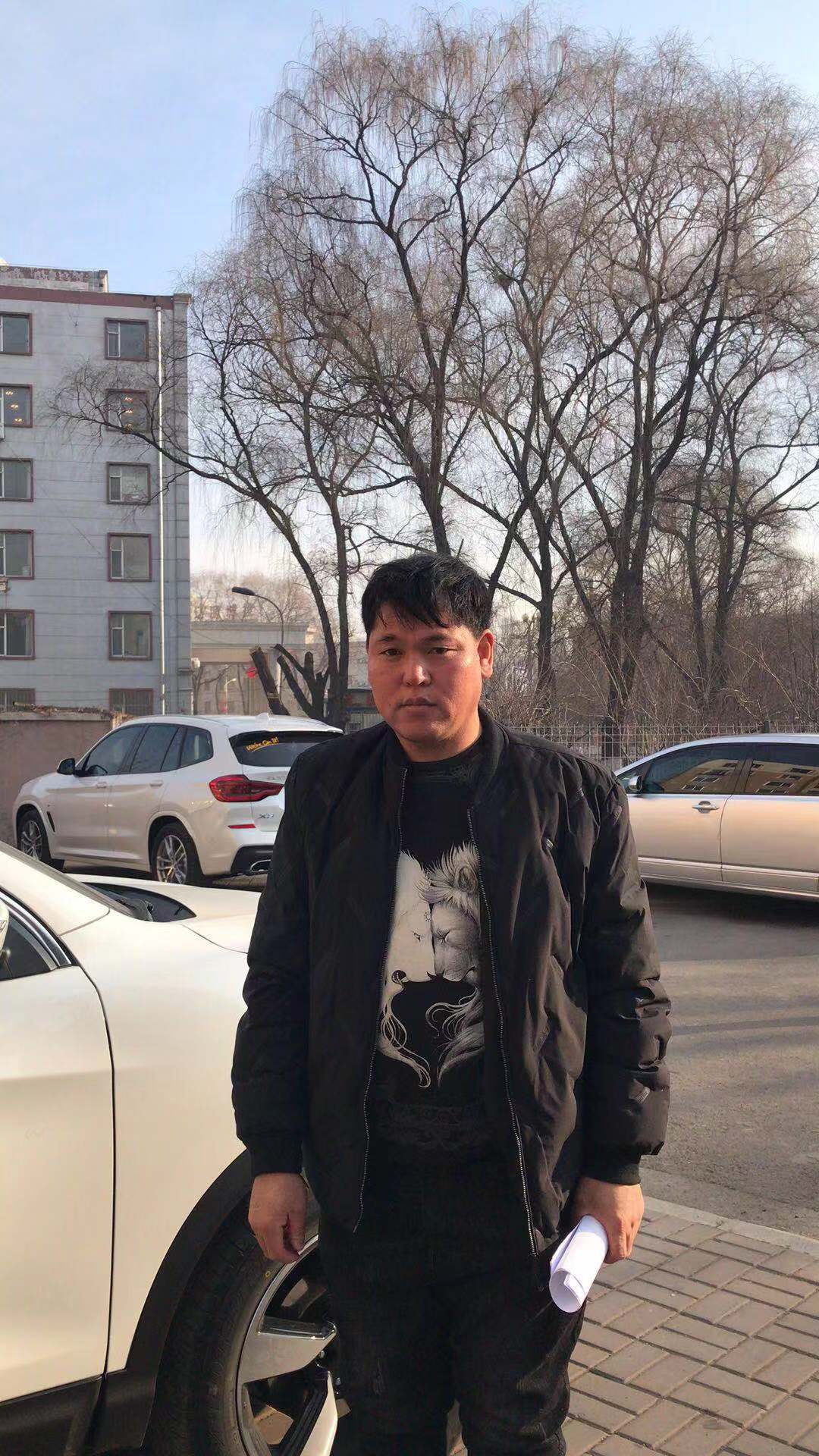 1月7日，刘忠林在辽源中院领取国家赔偿决定书。    受访者供图