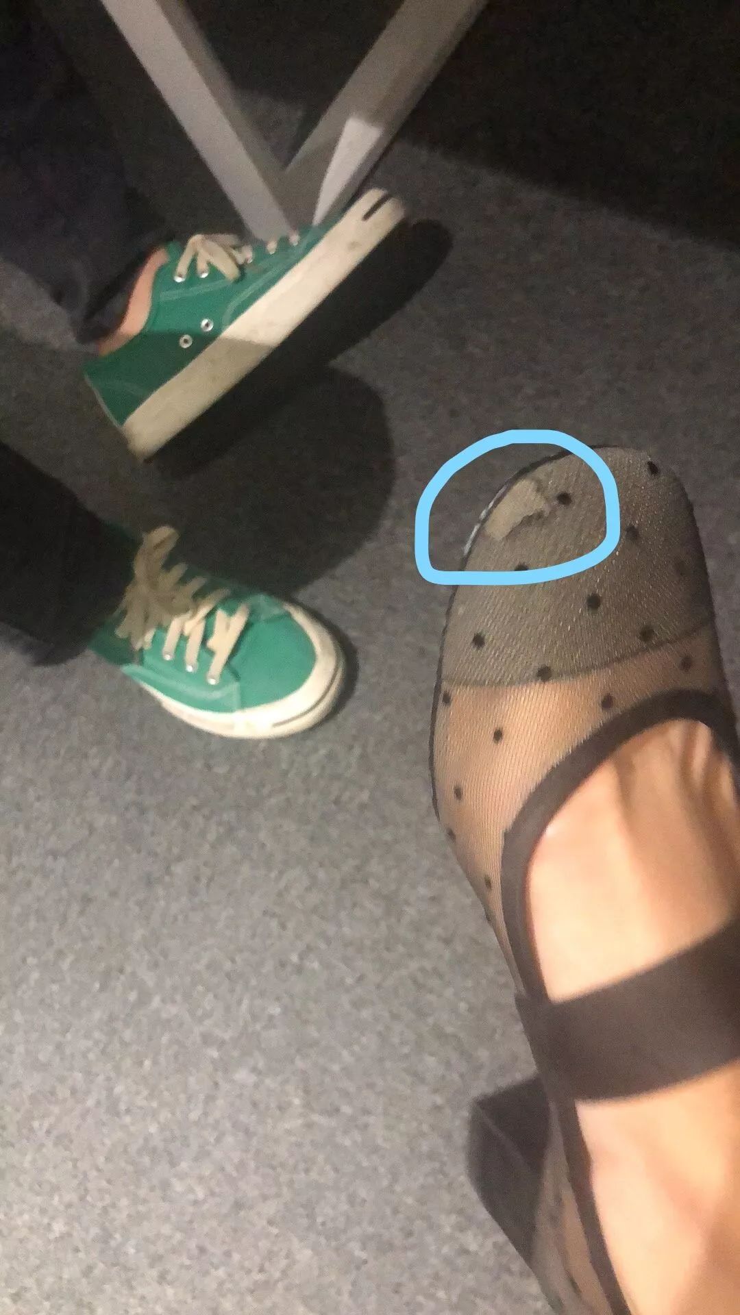 女子7500元买的迪奥鞋3天就破专柜国内没法修