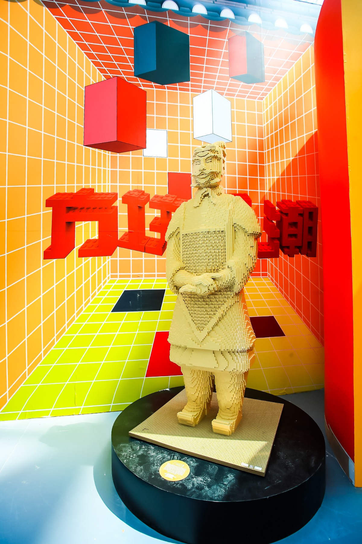 的马赛克风景画和其他别具一格的雕塑作品,比如蒲扇,兵马俑和京剧脸谱