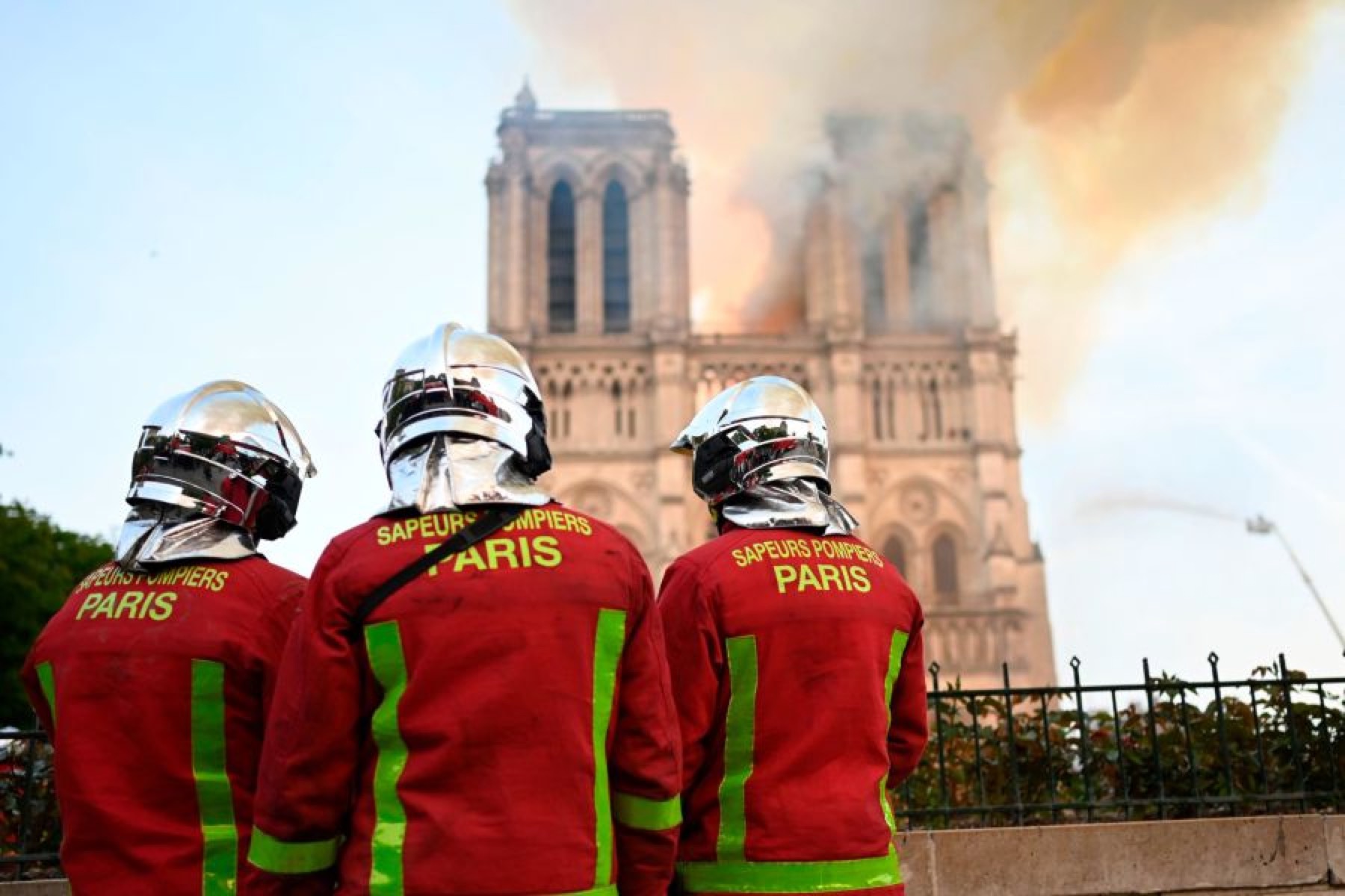 图斯克呼吁欧盟28国参与重建巴黎圣母院。图源：推特