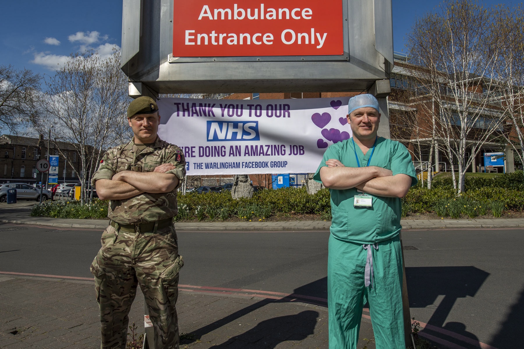 英国:疫情前线的双胞胎兄弟