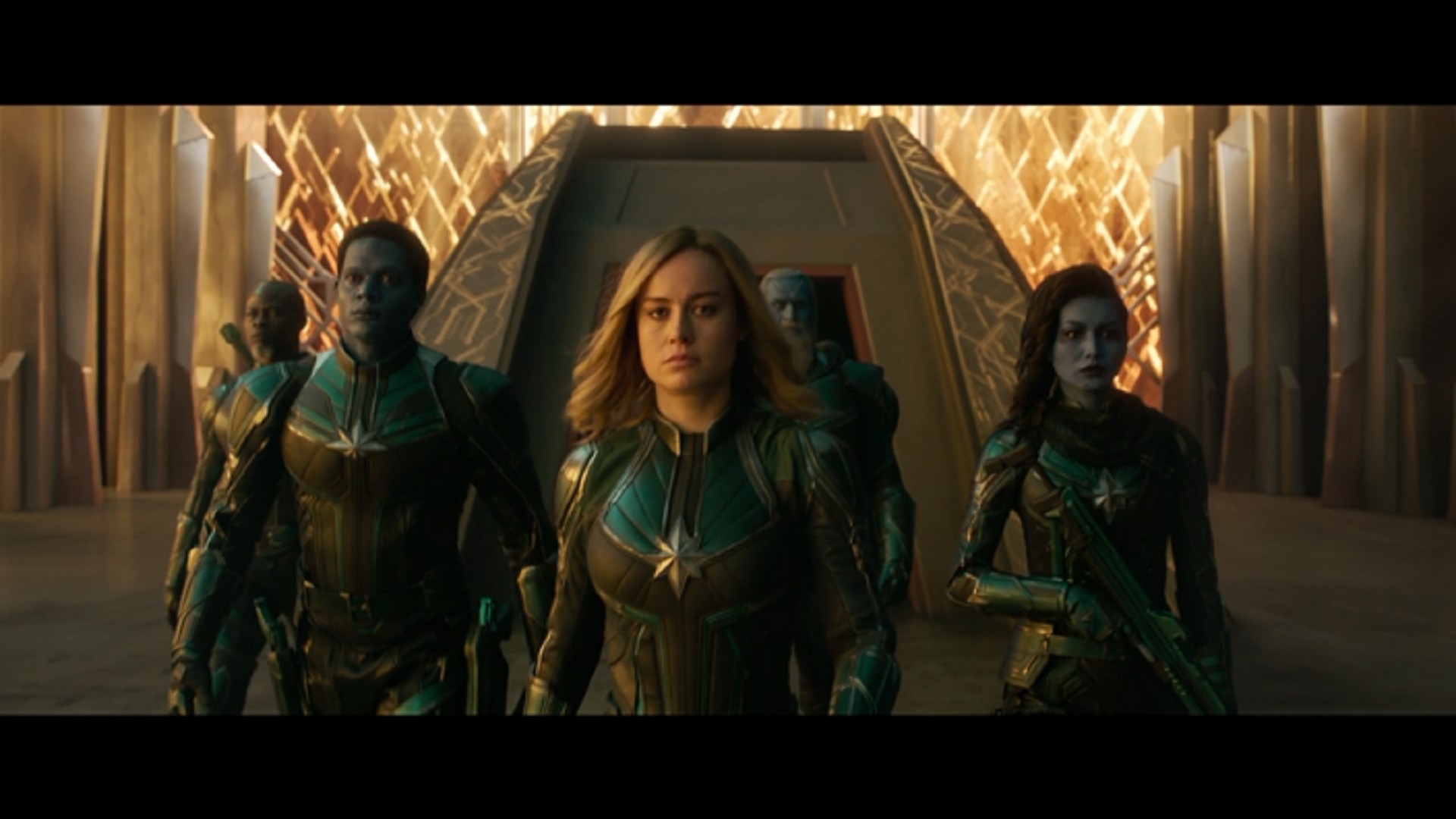 惊奇队长中文新预告队长在地铁殴打外星老奶奶