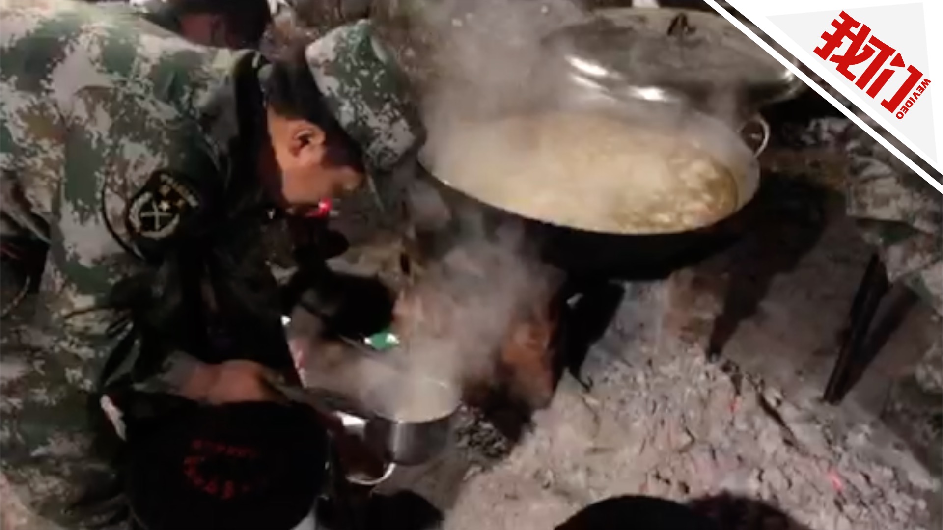 20多名乡村扑火员支援扑救木里山火 单程步行