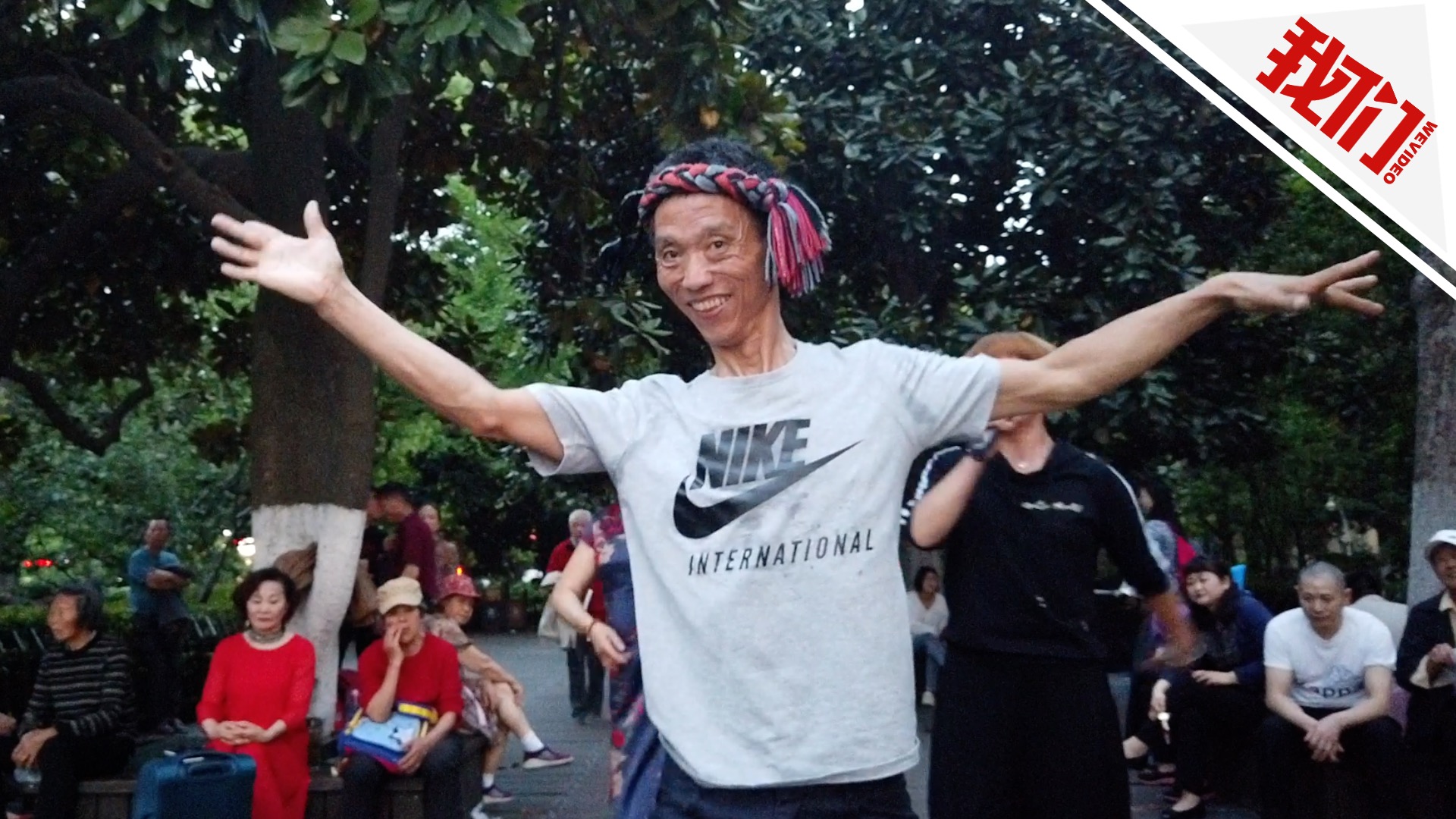 西湖边60岁大爷跳舞表情夸张兰花指全程在线