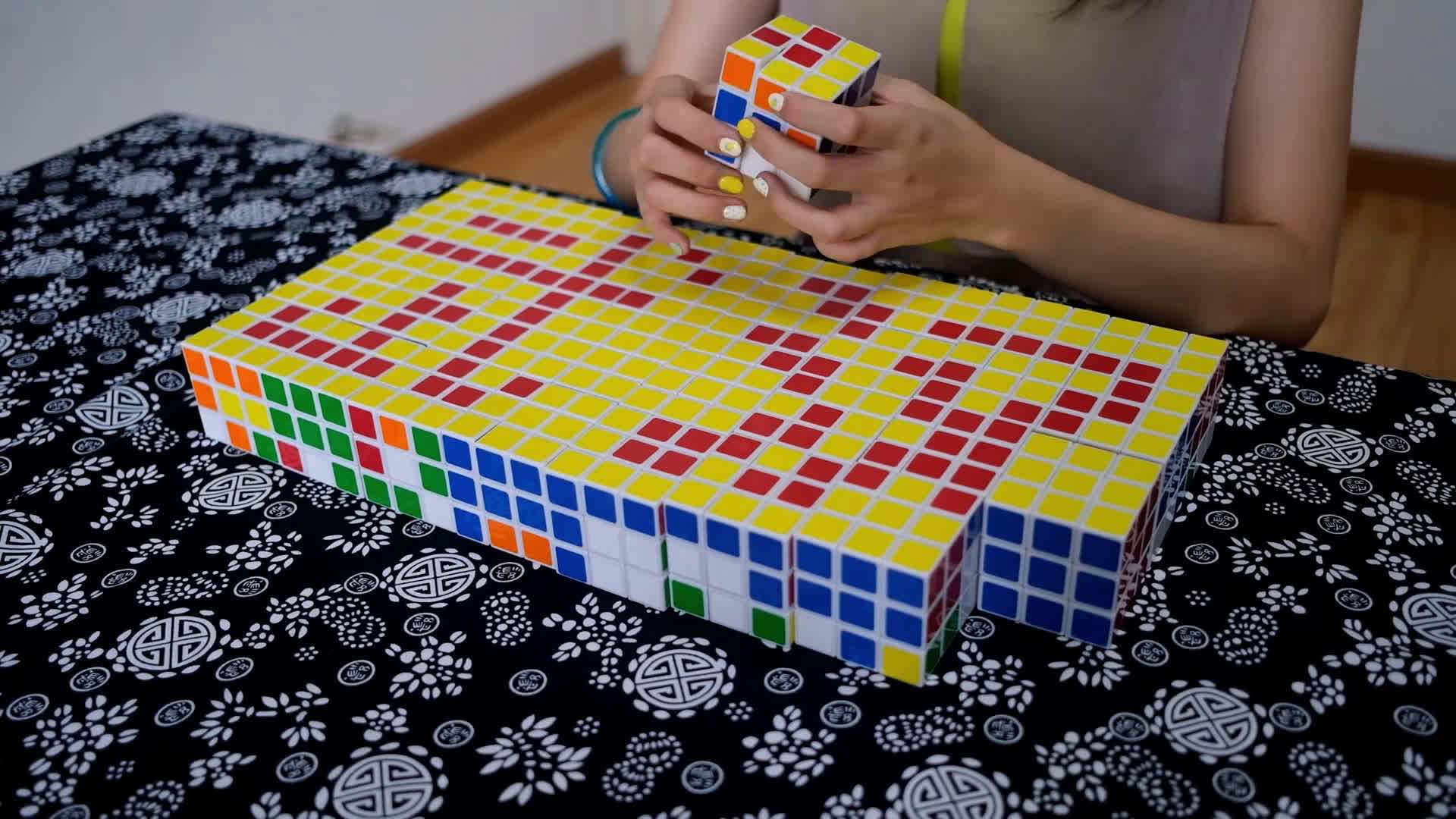 解锁魔方的花式玩法,小姐姐用魔方拼出"武汉"