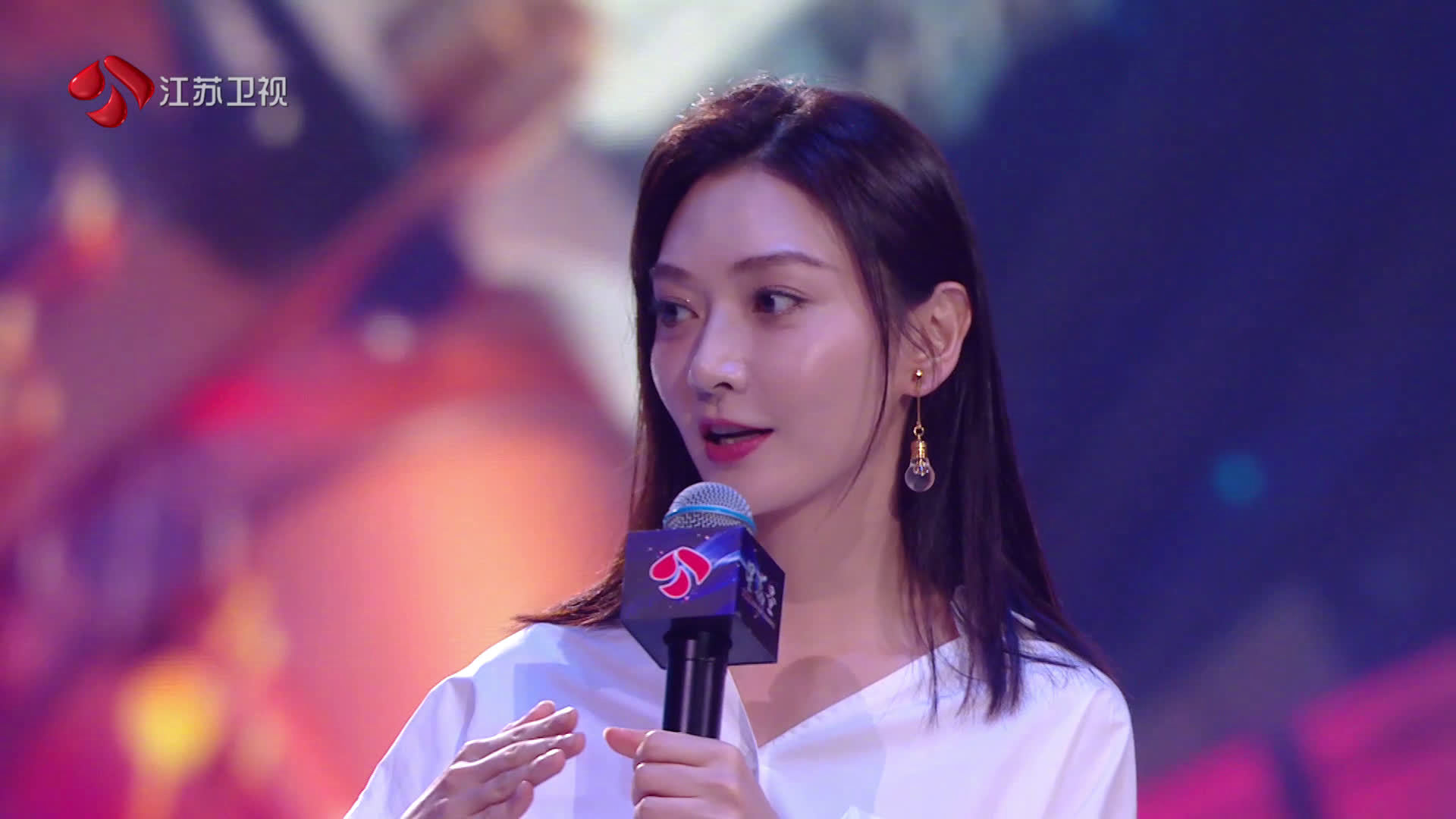 演员潘之琳现身为大家介绍新剧光荣时代在这部作品中