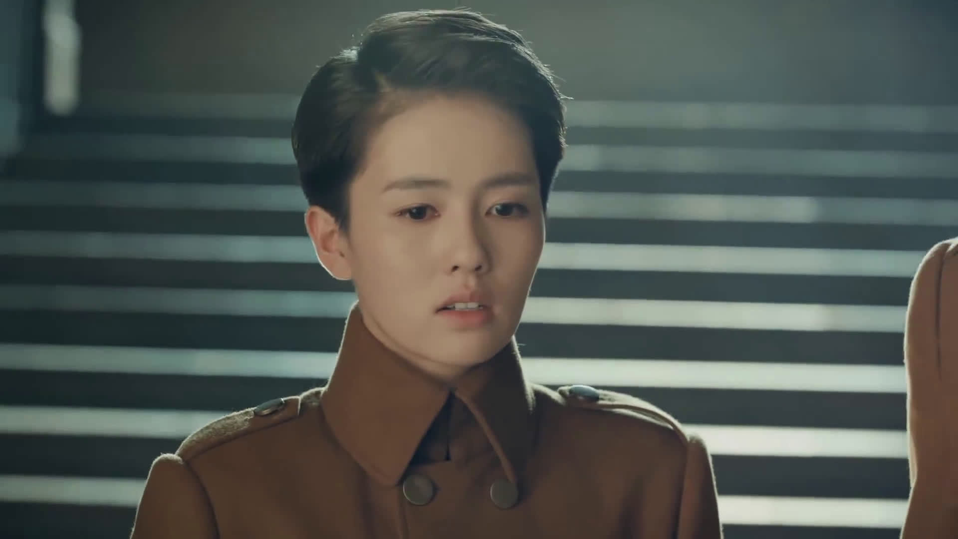 白鹿《烈火军校》看看白鹿的盛世美颜白鹿谢良辰短发超级帅_手机新浪