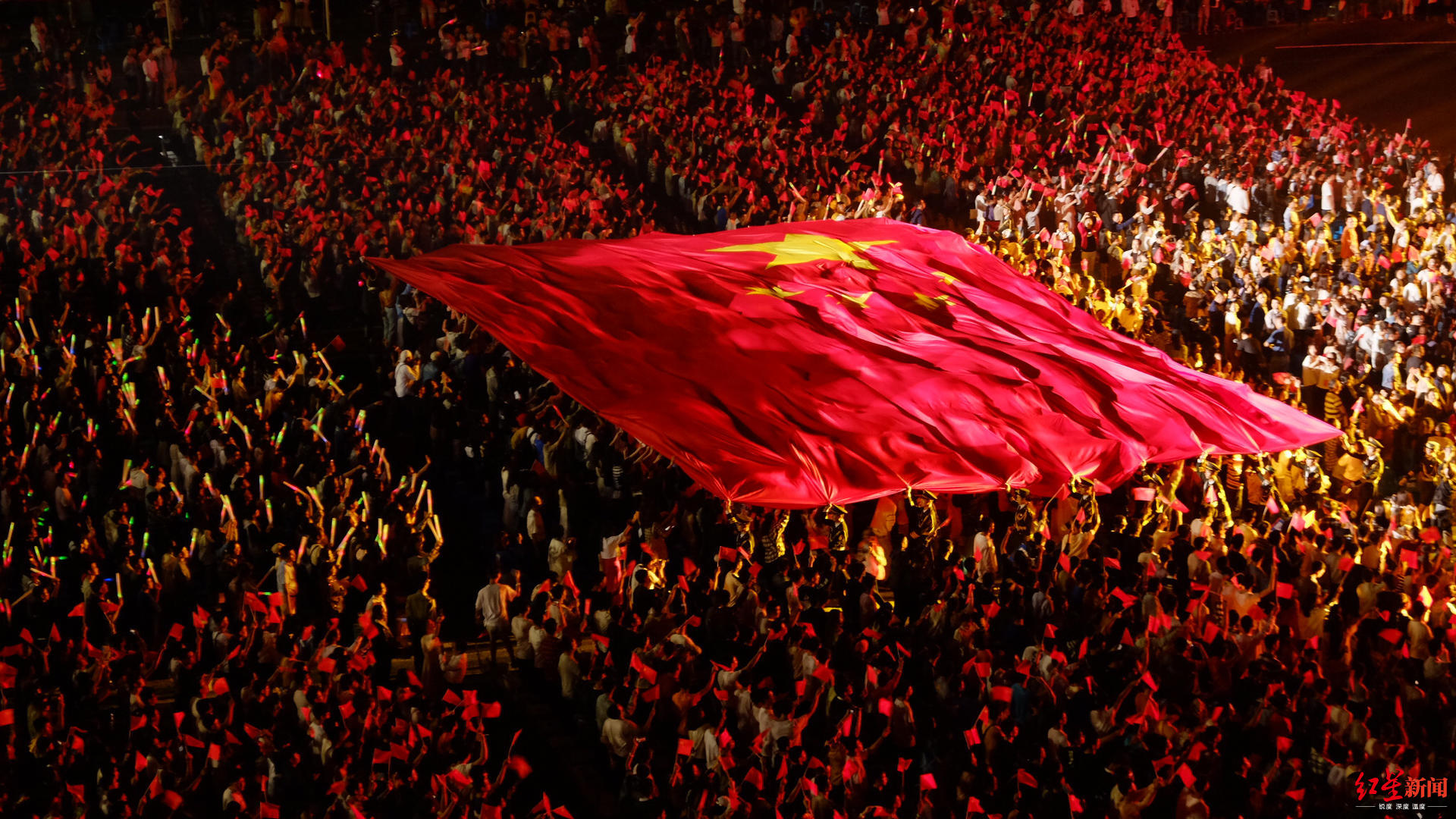 燃爆了!成都万名师生国旗下宣誓献礼新中国成立70周年