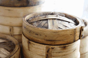 这种包子大多都是加热一整天,包子皮经常是湿乎乎的不说,除了顶饱,香