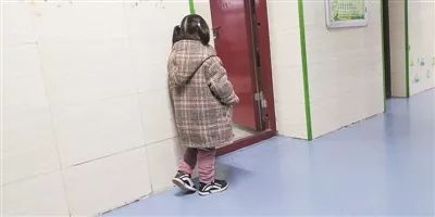 4岁女孩教室外“罚站”,背后故事看哭无数网友!|教室|吴慧敏|老师_新浪新闻