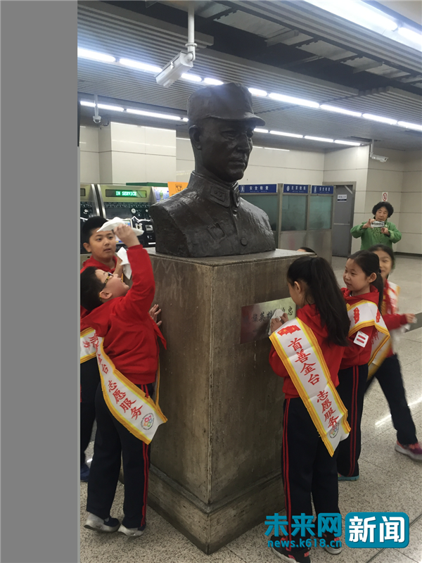 清明祭英烈 地铁东单站区组织小学生缅怀爱国将军张自忠