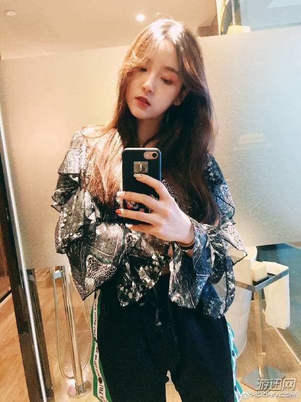 lol最美女解说rita晒自拍照 网友:小姐姐,求翻牌