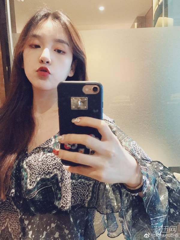 lol最美女解说rita晒自拍照 网友:小姐姐,求翻牌