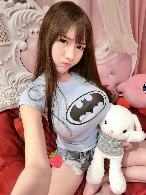 泰国棒糖妹福利自拍巨型欧派撩人俏皮可爱