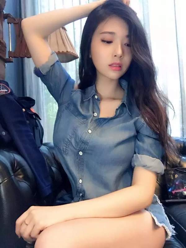 台湾女主播谢薇安最新福利美照皮肤白皙气质脱俗