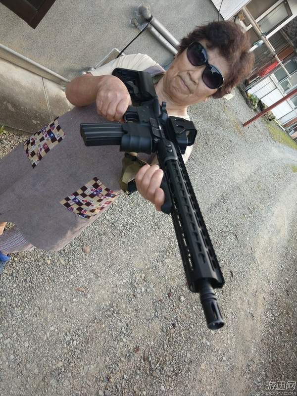 日本"社会"大妈超硬核cos 手持加特林酷炫爆棚_八卦趣闻_新浪游戏_新