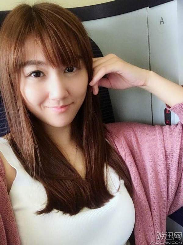 lol小苍身着深v上衣外出游玩遭调侃:你的36e呢?