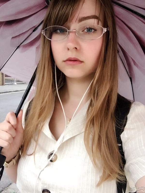 "世界第一宅男"晒coser老婆狂撒狗粮 死宅变人生赢家