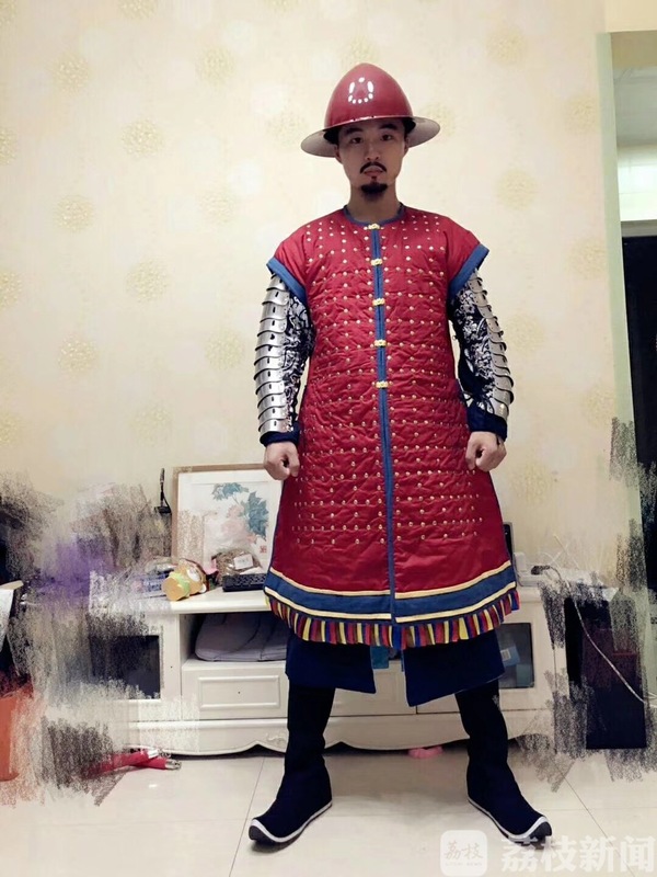 孙磊的第一件作品是明代布面甲,之所以选择制作布面甲是因为孙磊是一
