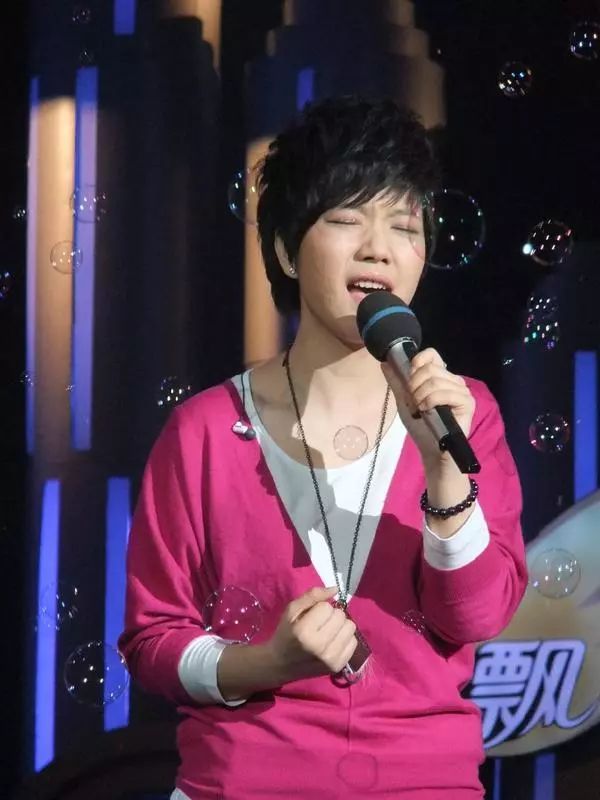 2005年,李霄云参加了全球华人新秀大赛,获最具人气奖.