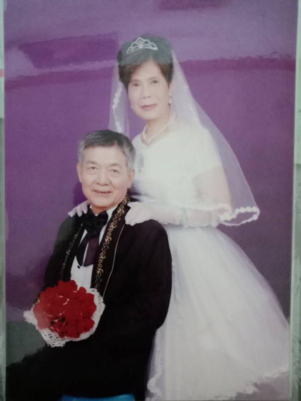 赵宏尧和妻子的结婚照。