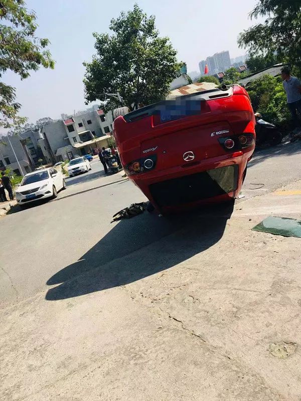 惊险!大型翻车现场!铁林寺上山路段,一辆红色粤d车翻车!现场视频曝光.