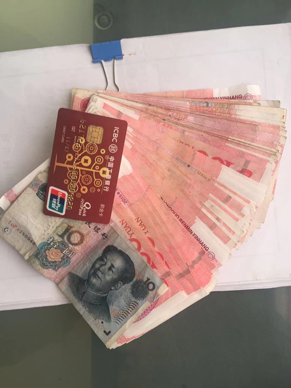 路边捡到一只小白兔肚子内藏了七千元