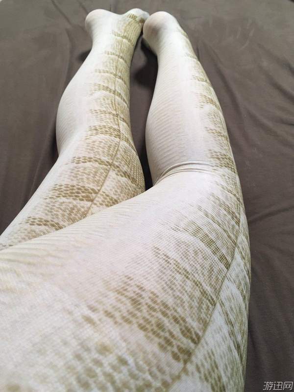 岛国新时尚蛇纹丝袜让你的大白腿变成两条蟒蛇