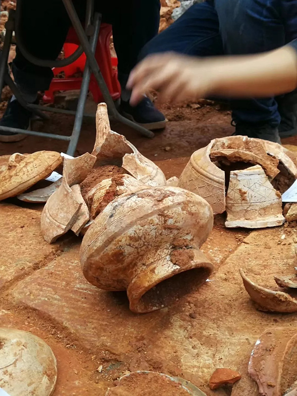  考古人员在中山大学在建饭堂挖出的古物