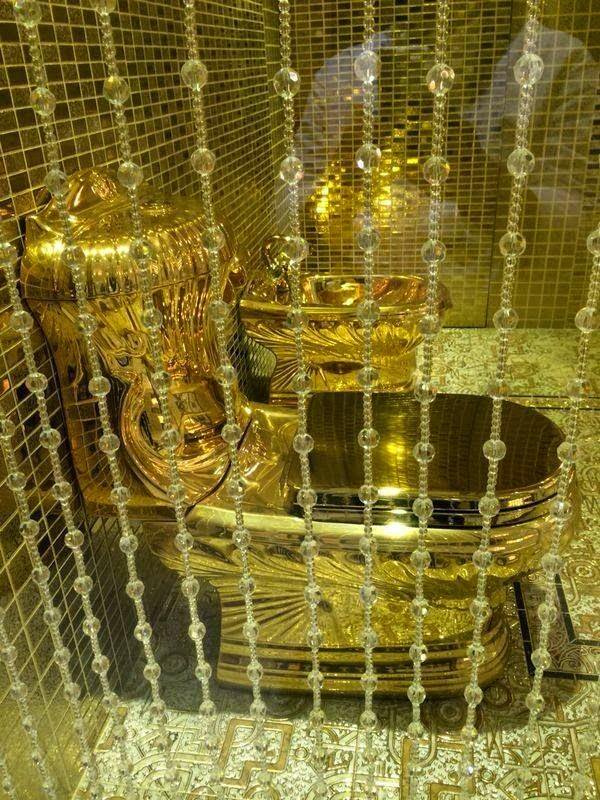 　2017年沙特国王为女儿婚礼送出黄金马桶 图源：推特