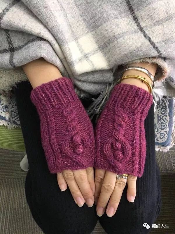 好看又好织的棒针直筒式扭花手套